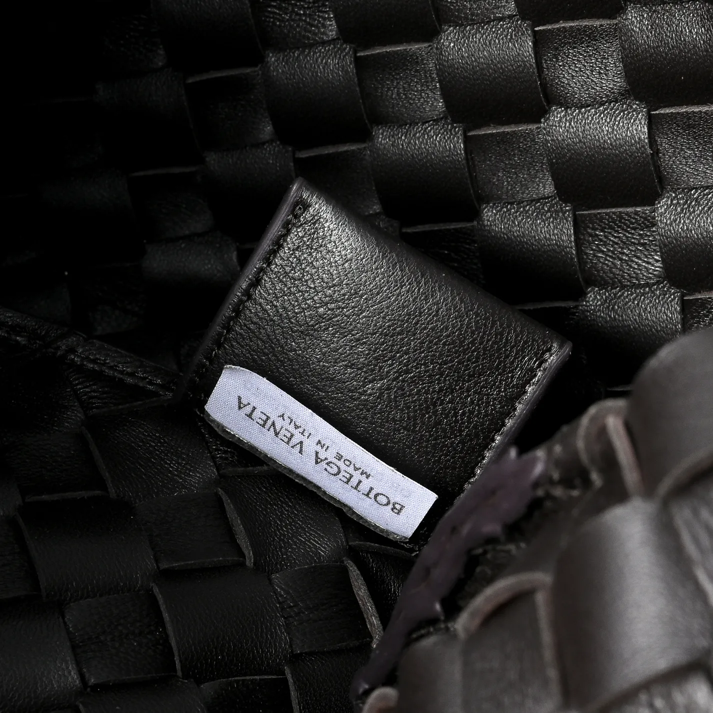 Batch 2160 BV new product suede Campana handbag The classic return of the Campana handbag is retro and charming ☄️Inspired by the classic collection of 2004🌟Each leather strip is made of two layers of Nappa lambskin🐏, showing the ultimate craftsmanship of full weaving inside and outside. The bag is super light, uses leather straps to open and close, and is equipped with a hidden magnetic buckle. It has two forms that can be switched, and the capacity is amazingly large. Whether it is for daily travel or to carry various small items✈️, it can be easily carried! Grab two hands for commuting and dating, and bring out French laziness🌤️ Model: 4249 Size: 33x20x16.5